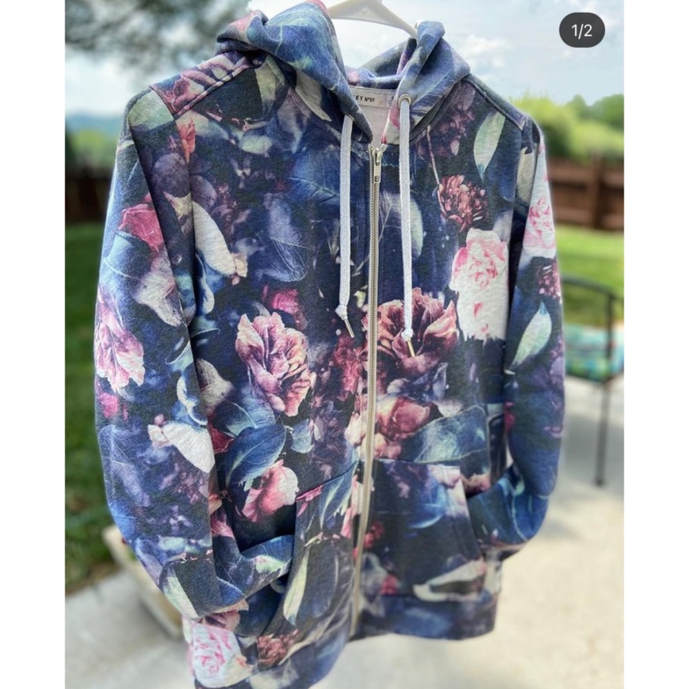 Women’s OBEY Sweatshirt! Only wore it two times!